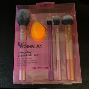 Real Techniques Everyday Essentials Makeup Brush & Sponge Set 5 Piece Kit